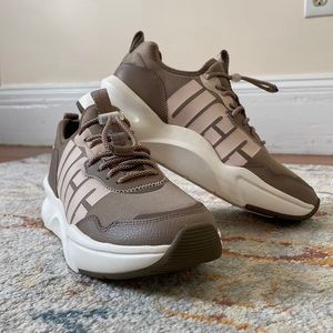 Women’s Ugg Sneaker NEW